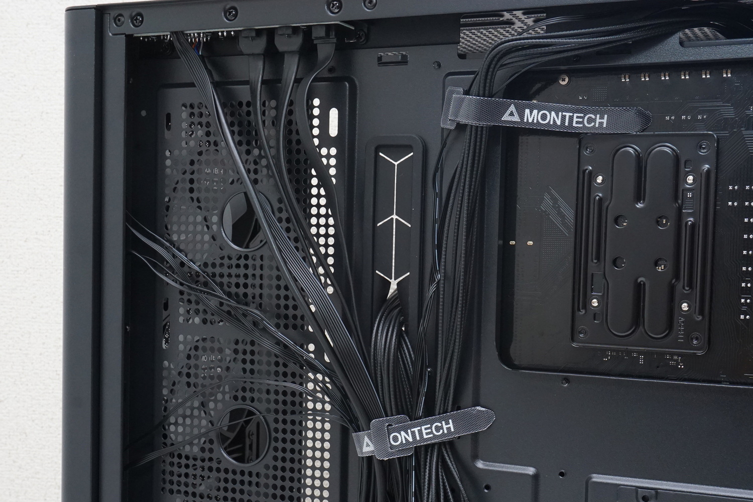 中央上部と中段にある面ファスナーでしっかり固定できる