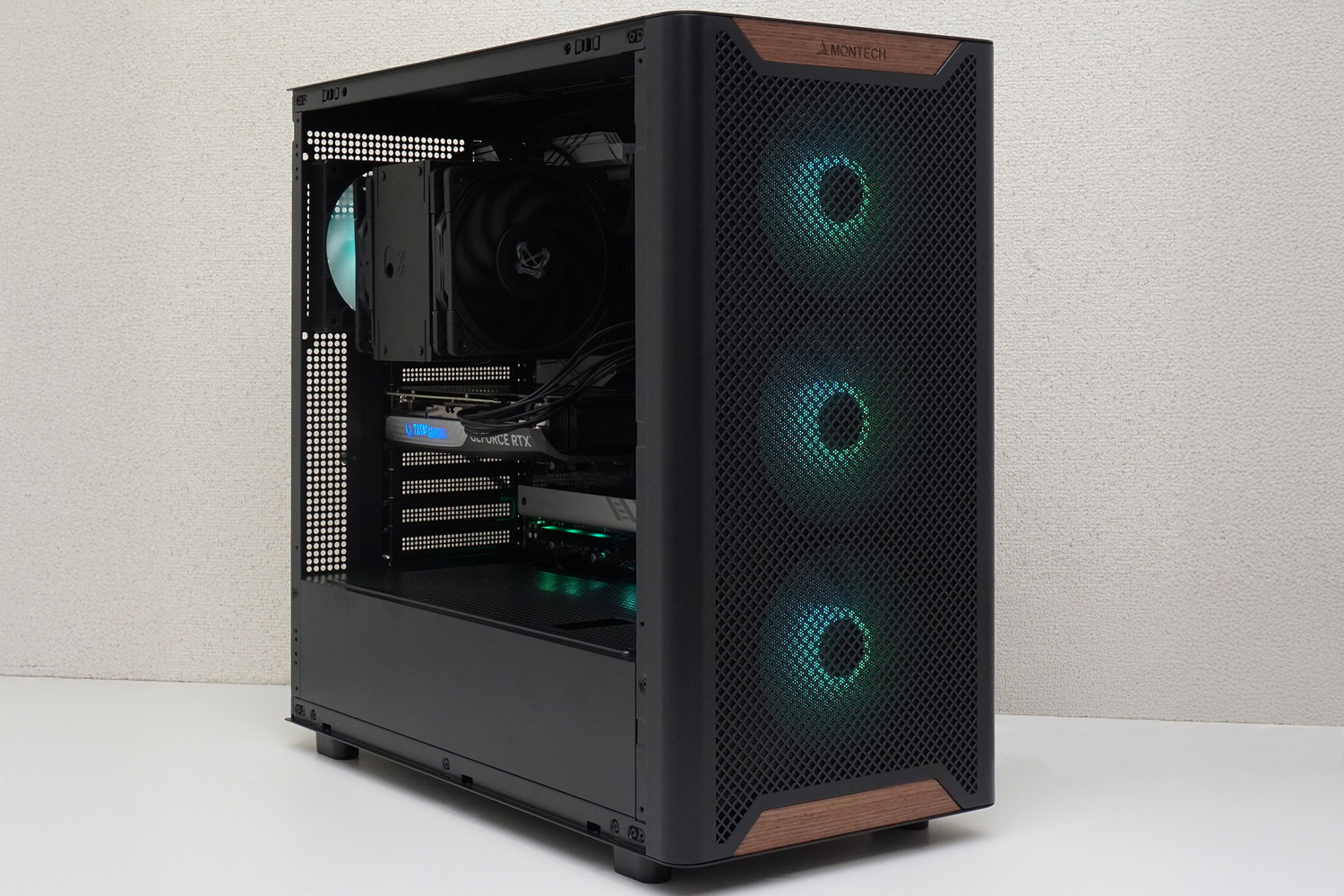 前面ファンや背面ファンにはLEDが組み込まれており、メッシュ構造と防塵フィルターを装備した前面パネル越しに淡く光が広がる