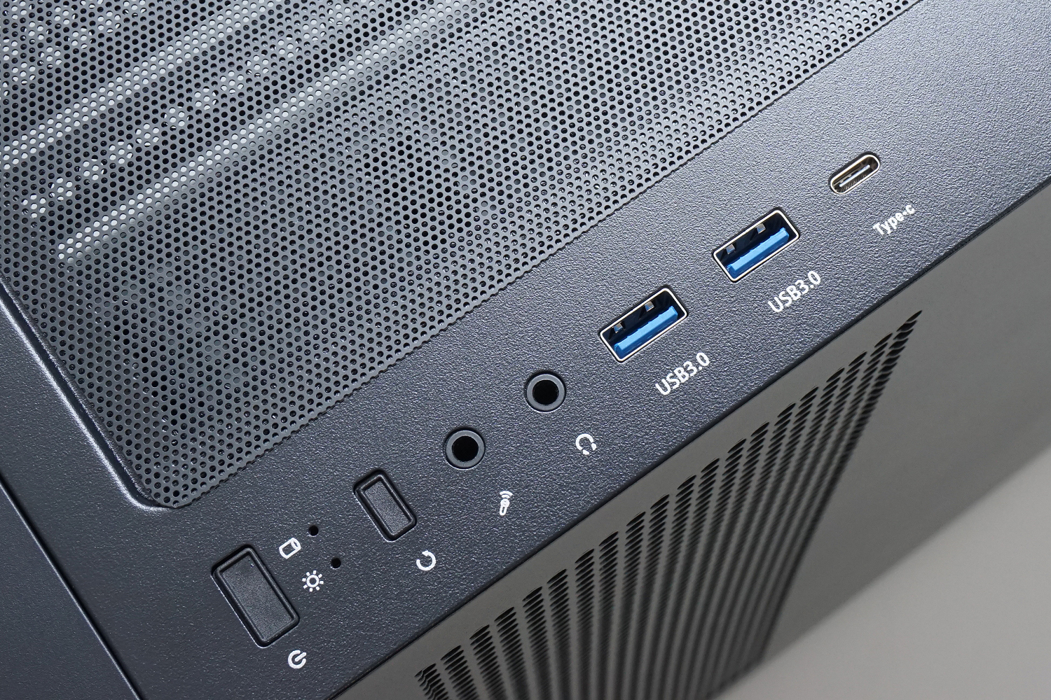 右側面沿いにフロントポートを装備。この価格帯でType-Cコネクターを装備するのはめずらしい