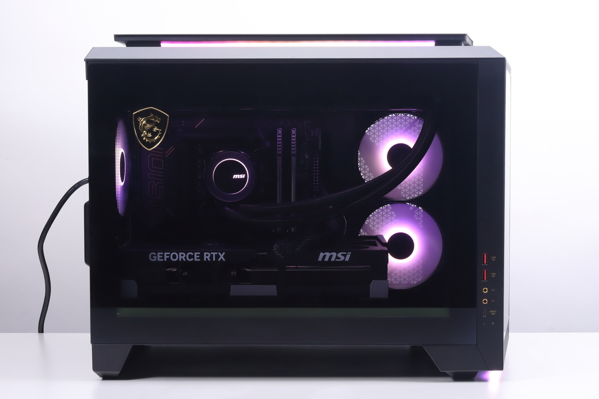 左側面。ガラスパネルを採用しており、内蔵パーツのビジュアルやイルミネーションを楽しめる