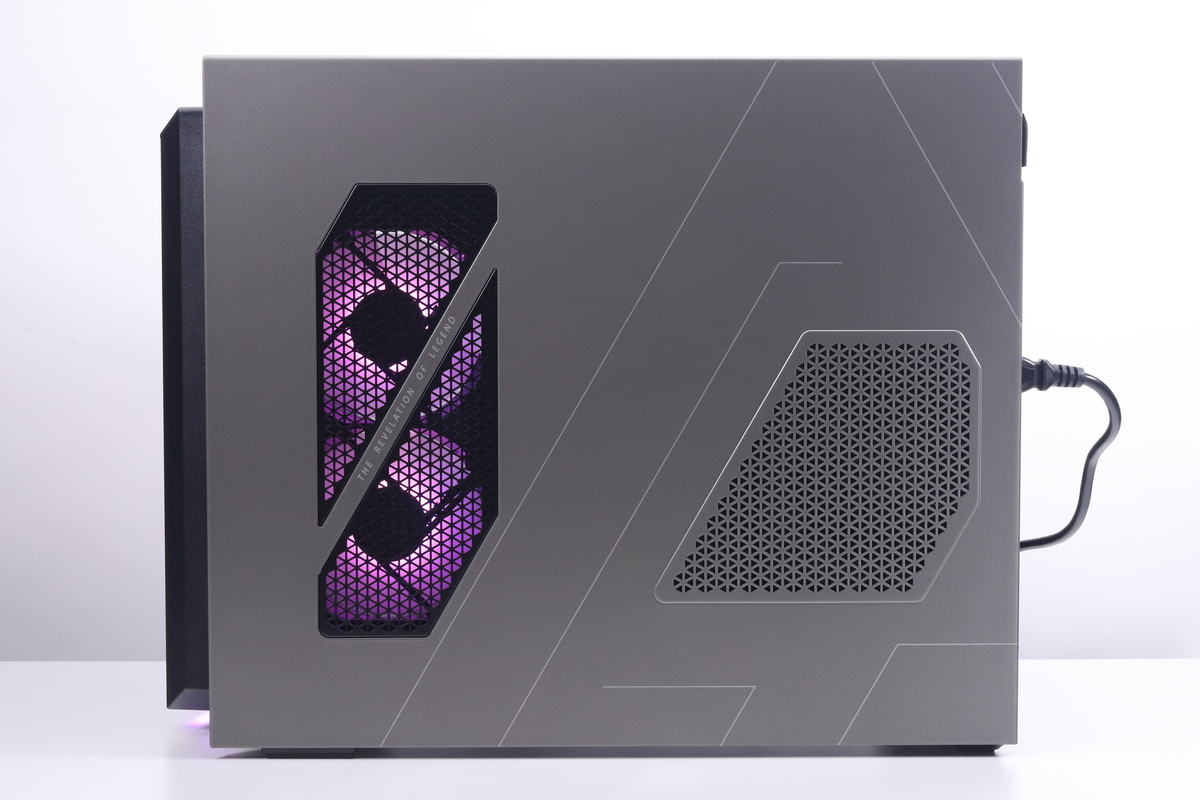 右側面。金属パネルを搭載しており、前方には冷却ファン用の通気口が設けられている