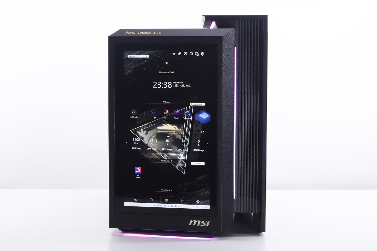 フロントパネルにはサブモニターとして利用できる液晶パネルが内蔵されている