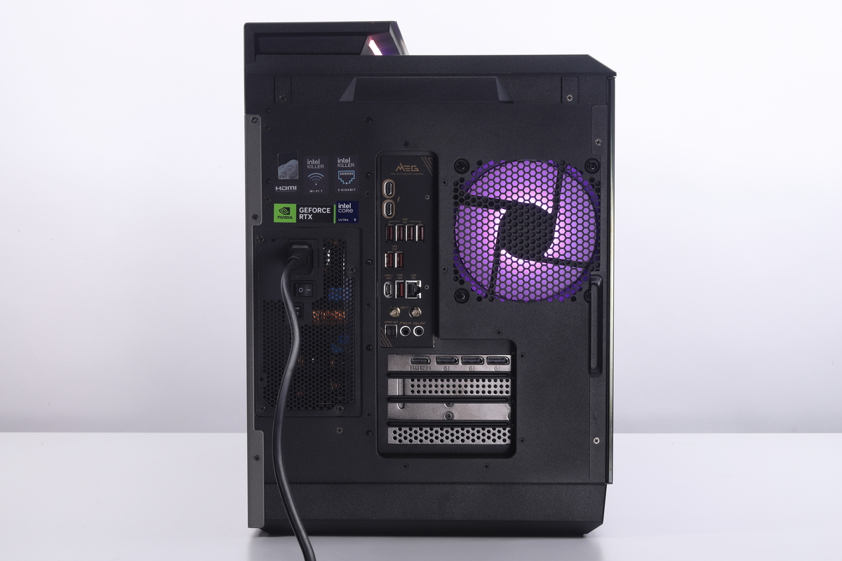 背面側にはマザーボードやビデオカード、電源ユニットなどのインターフェイスが配置されている