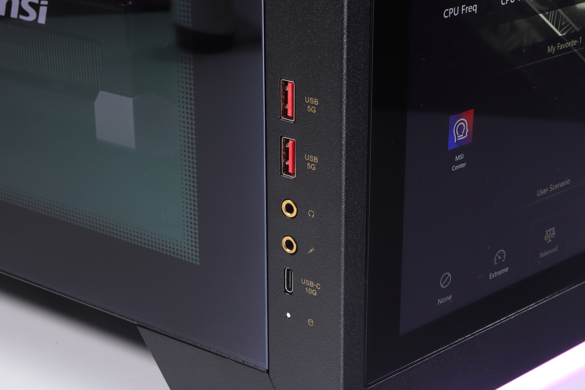 本体左側面前方のフロントパネルインターフェイス。USB 3.2 Gen 2 Type-C、USB 3.2 Gen 1 Type-A(2基)、マイク入力、ヘッドホン出力