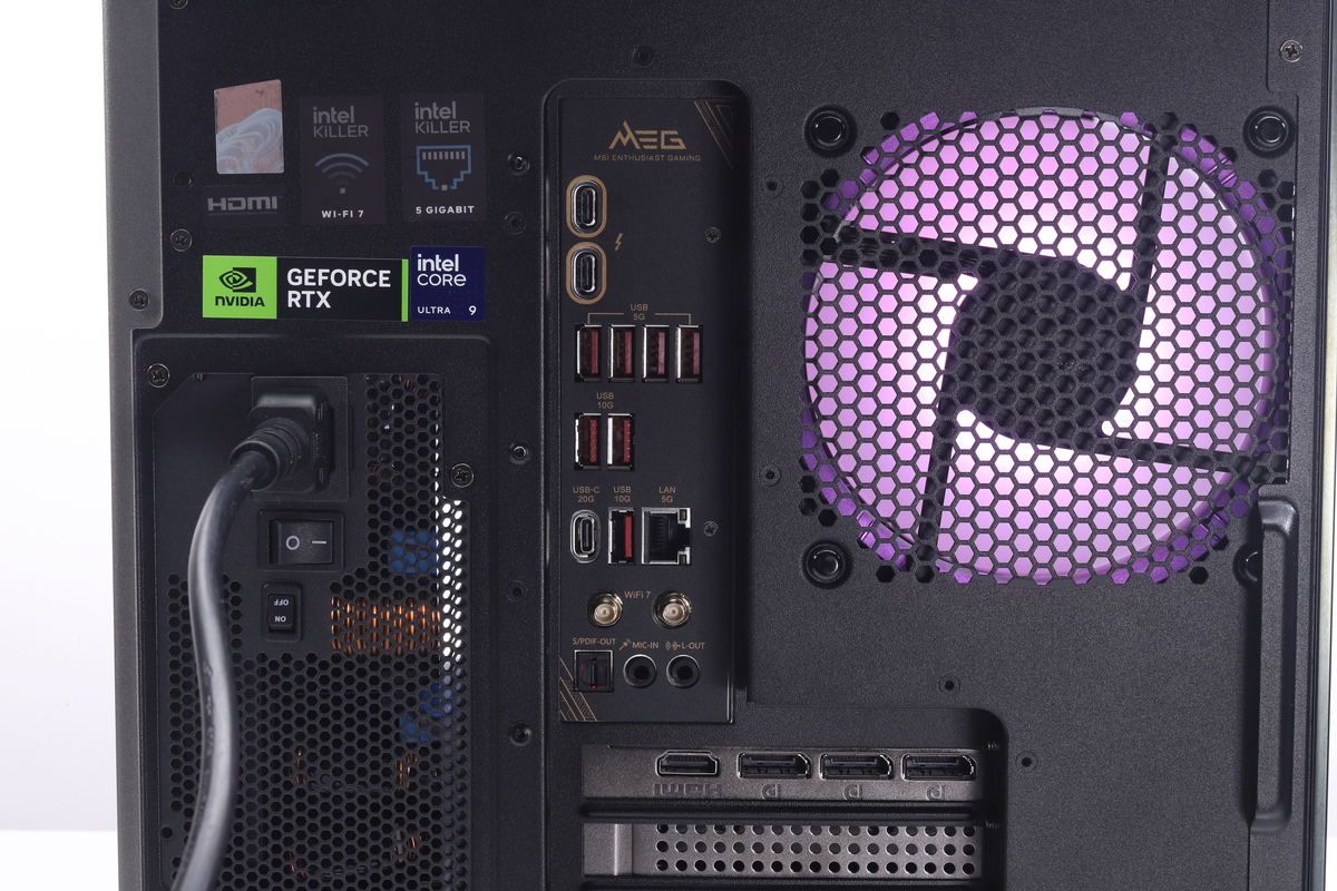 本体背面には高速なインターフェイスやビデオカードの画面出力端子が配置されている