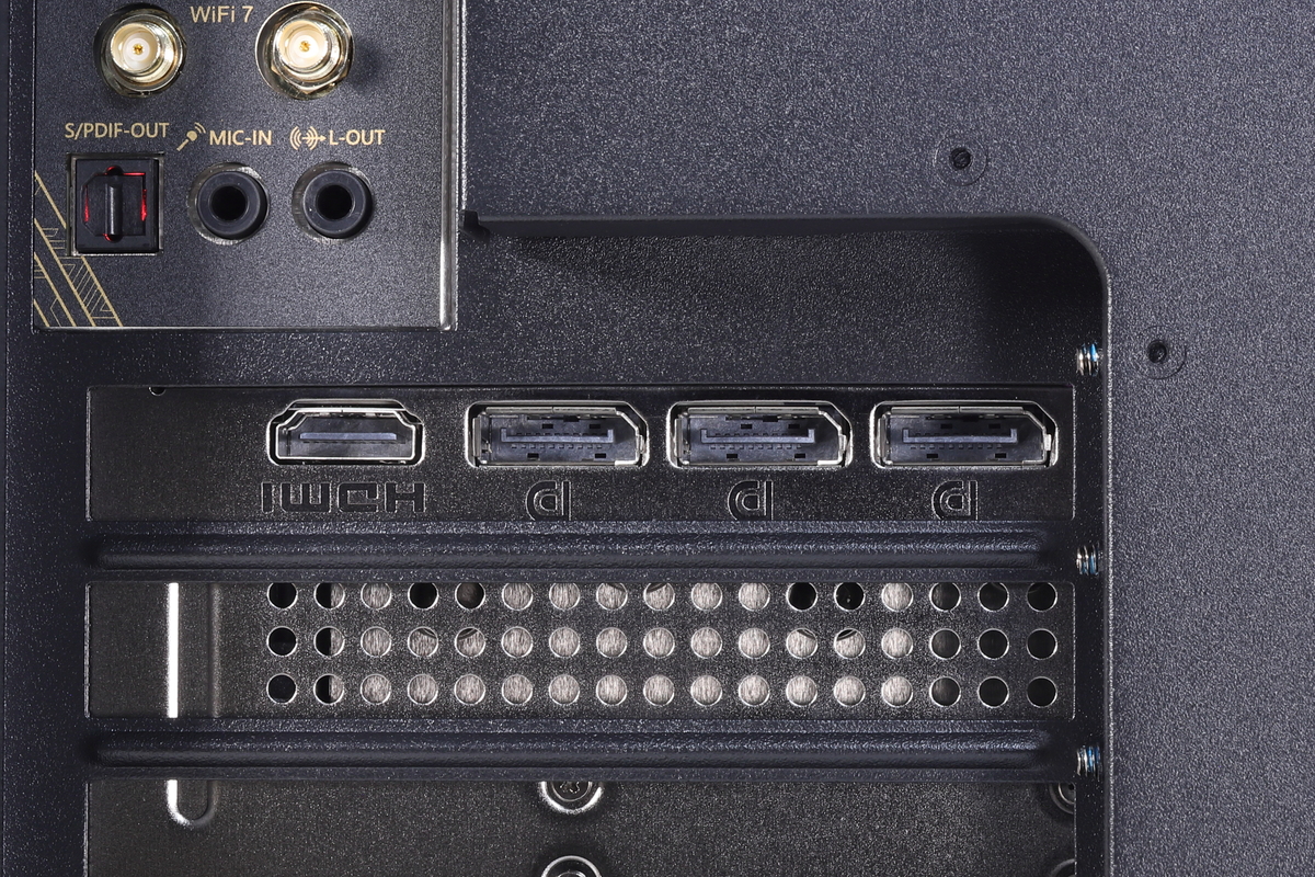 ビデオカードの出力端子は3,840×2,160ドット/480Hzを出力する能力を備えている