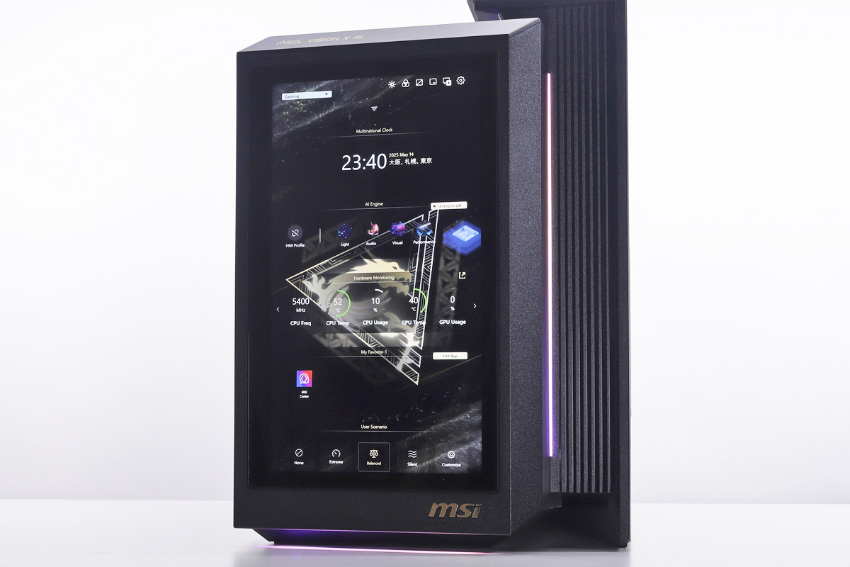 特徴的なモニター内蔵のフロントパネル。タッチ操作に対応しており、表示されている画面を直接操作できる