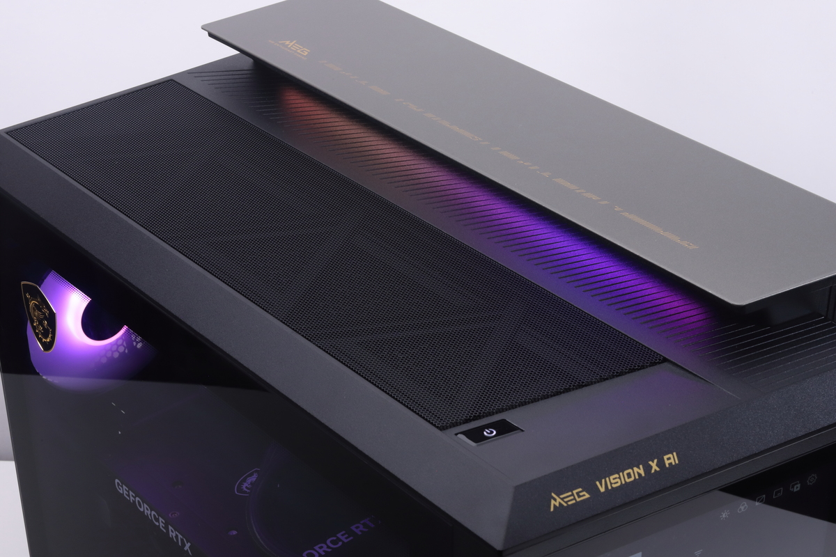 内蔵パーツのLED以外にも、アクセントとなる部分にはLEDライトバーを搭載している