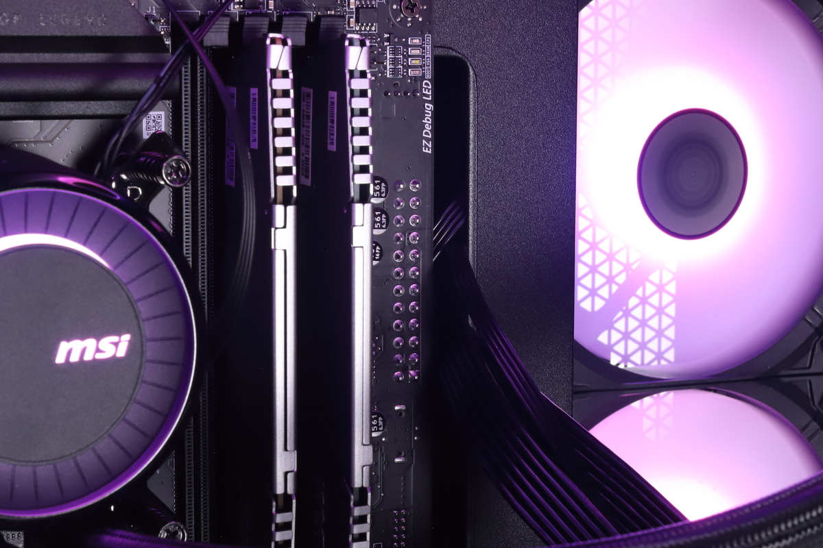 マザーボードは背面コネクタを採用。24ピンケーブルやCPU用8ピンケーブルなど、ほとんどのケーブルを背面側で接続することで、スマートな内装を実現している