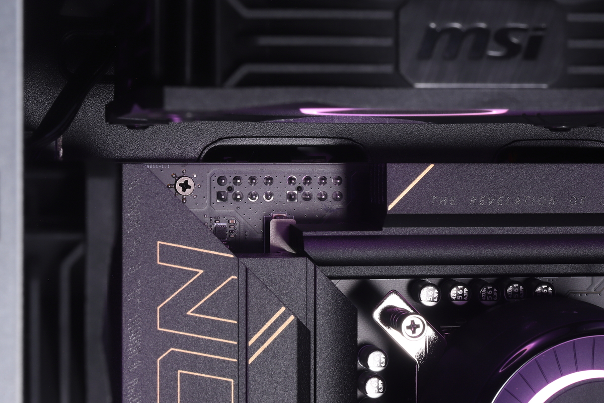 マザーボードは背面コネクタを採用。24ピンケーブルやCPU用8ピンケーブルなど、ほとんどのケーブルを背面側で接続することで、スマートな内装を実現している