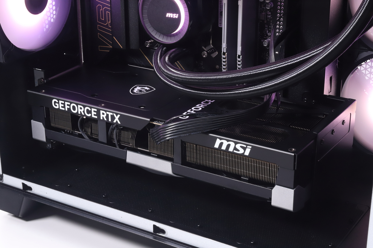 重量の大きいビデオカードは輸送時の振動や自重による変形でダメージを負うリスクがあるが、ケース側にカードをしっかり固定できる専用金属ステイを搭載することで、そうしたリスクやダメージからビデオカードを守る機構を備えている