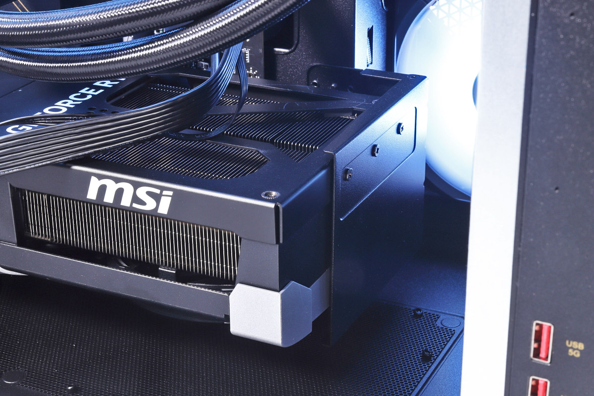 重量の大きいビデオカードは輸送時の振動や自重による変形でダメージを負うリスクがあるが、ケース側にカードをしっかり固定できる専用金属ステイを搭載することで、そうしたリスクやダメージからビデオカードを守る機構を備えている