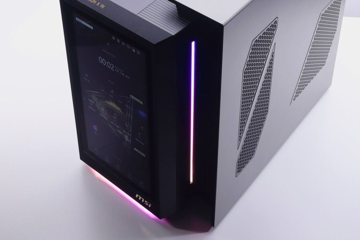 内蔵パーツのLED以外にも、アクセントとなる部分にはLEDライトバーを搭載している