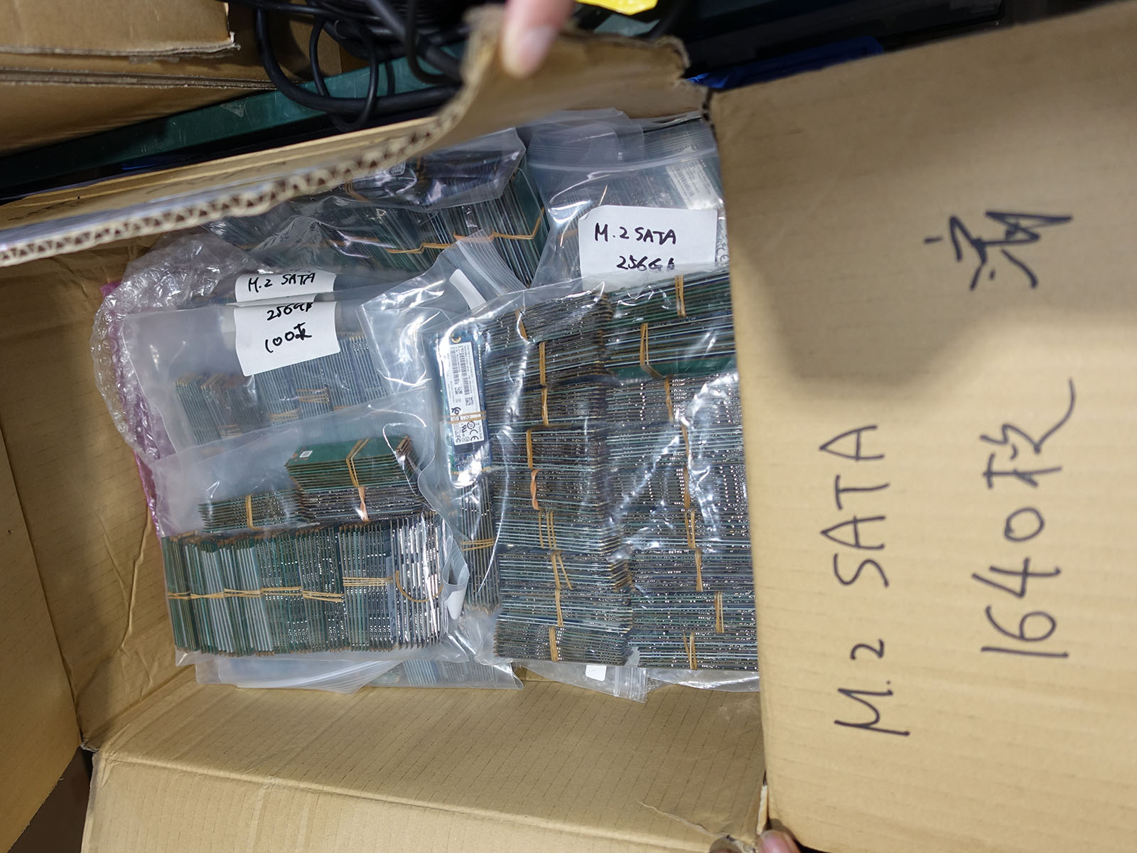 SATA SSD 256GB 1,600円