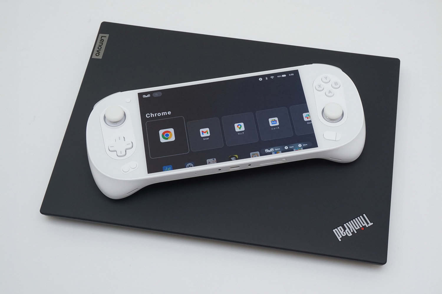 下は今まで持ち歩いていたのはLenovoの「ThinkPad T14 Gen 4 AMD」で、重さは実測値で約1.3kg。天板の上に乗っているのがPocket EVOで、重さは478g