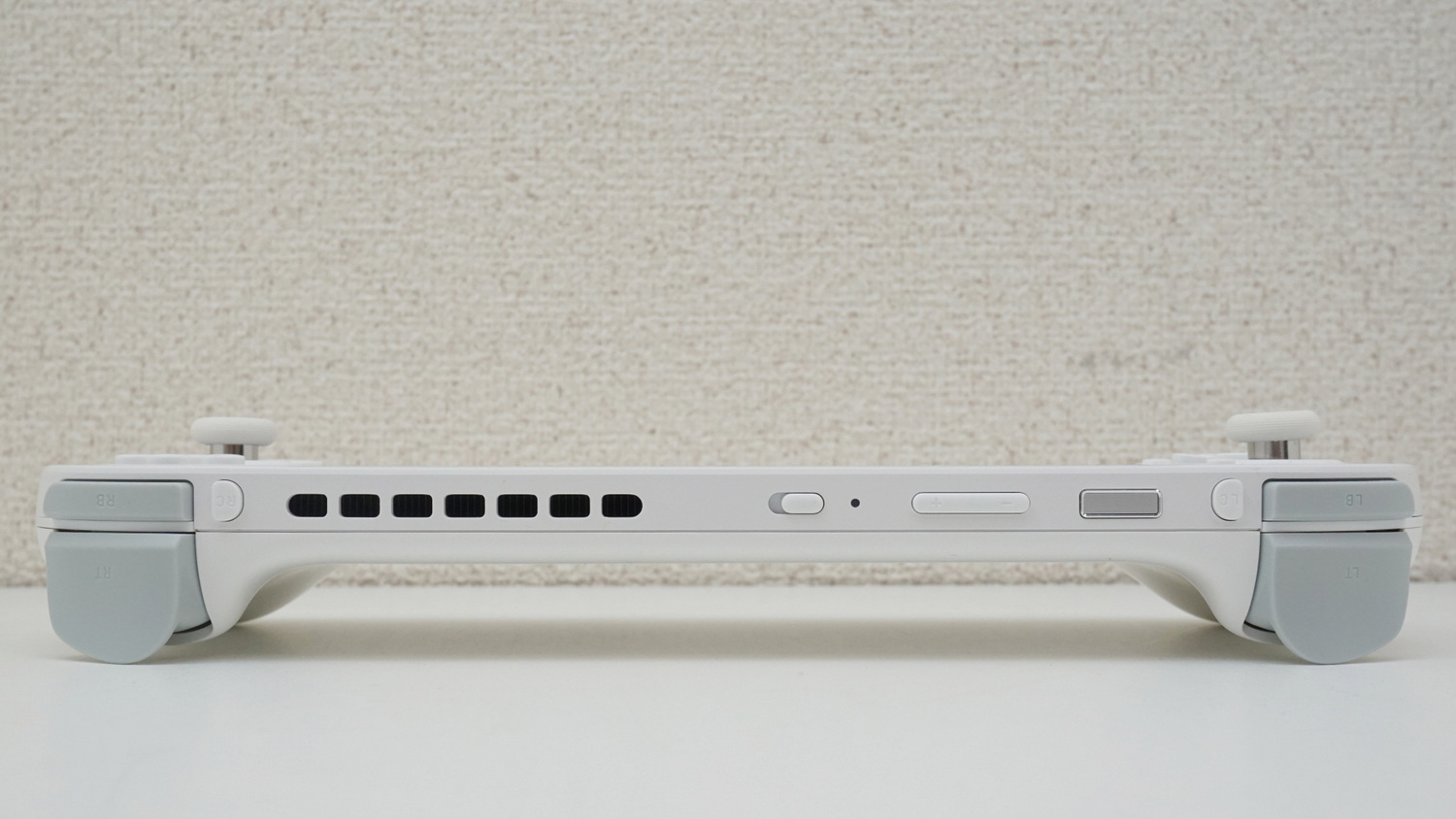 天面には指紋認証機能を組み込んだ電源ボタン、パフォーマンスモード切り替えボタン、排気口などを備える