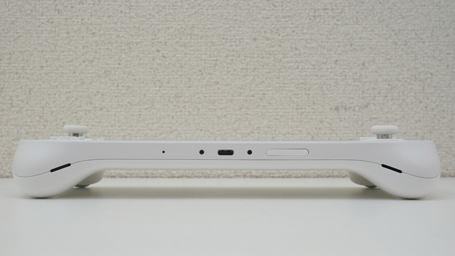 底面には充電用のType-Cポート、microSDメモリカードスロットなどを備える