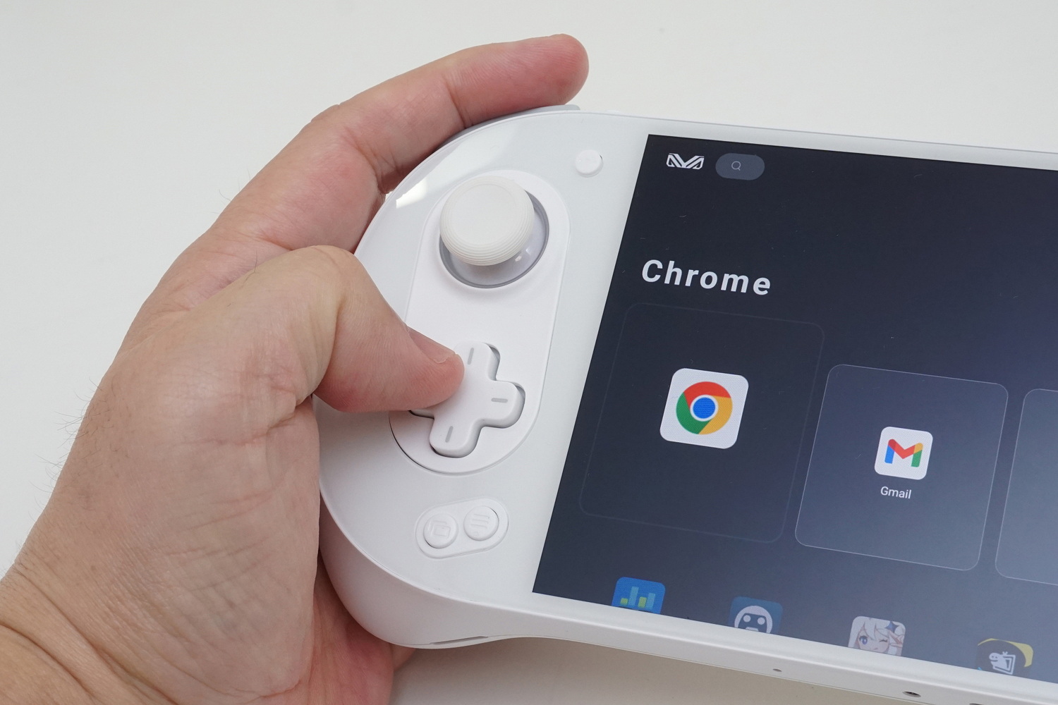 実際に握ってみると、人差し指や中指が自然とLRボタンにかかる位置に来る