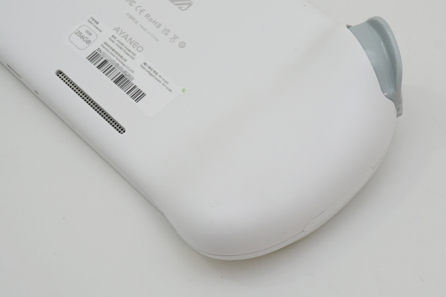 グリップ部分はかなり大きく、手のひらでしっかり支えられる