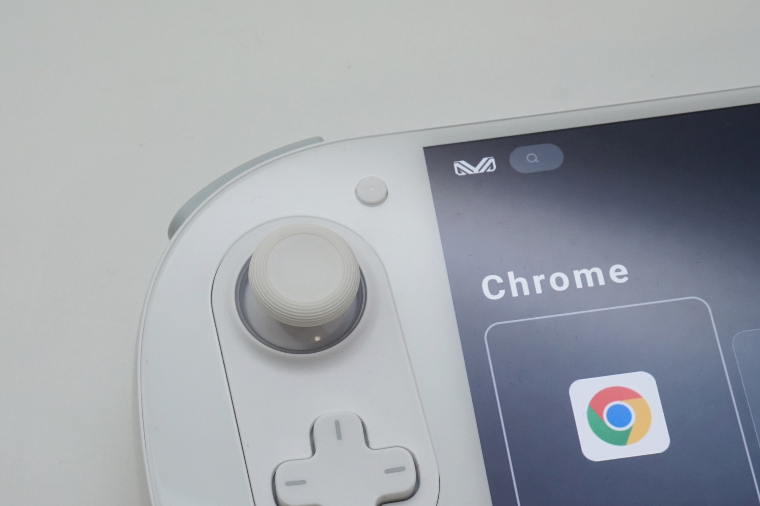 ジョイスティックは非接触型で壊れにくく、ドリフト現象が発生しにくい「ホールセンサー」タイプ