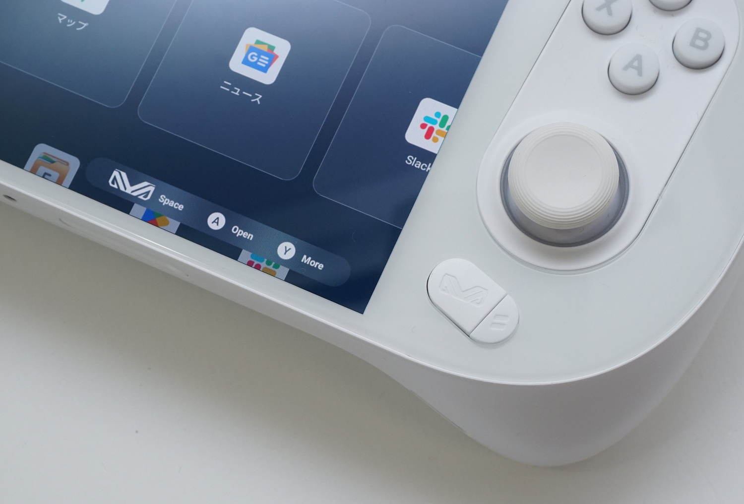 パフォーマンス設定などを調整できるウィジェットを使ってみる。右ジョイスティックの下にある横長の「AYASPACE」ボタンを押すと――