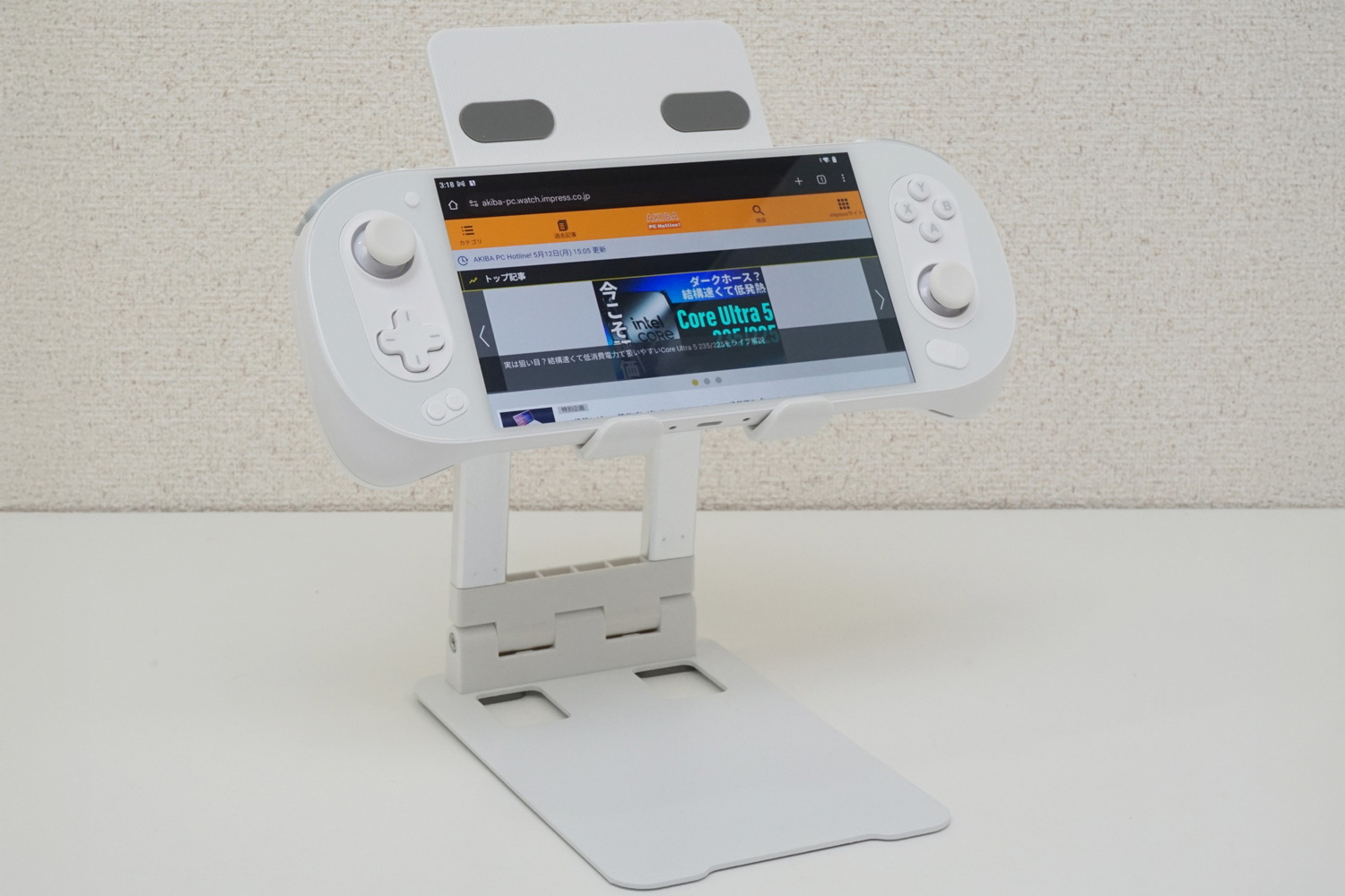 今回のスタンドにPocket EVOを置くとこんな感じになる。高さを目線に合わせて調整しよう