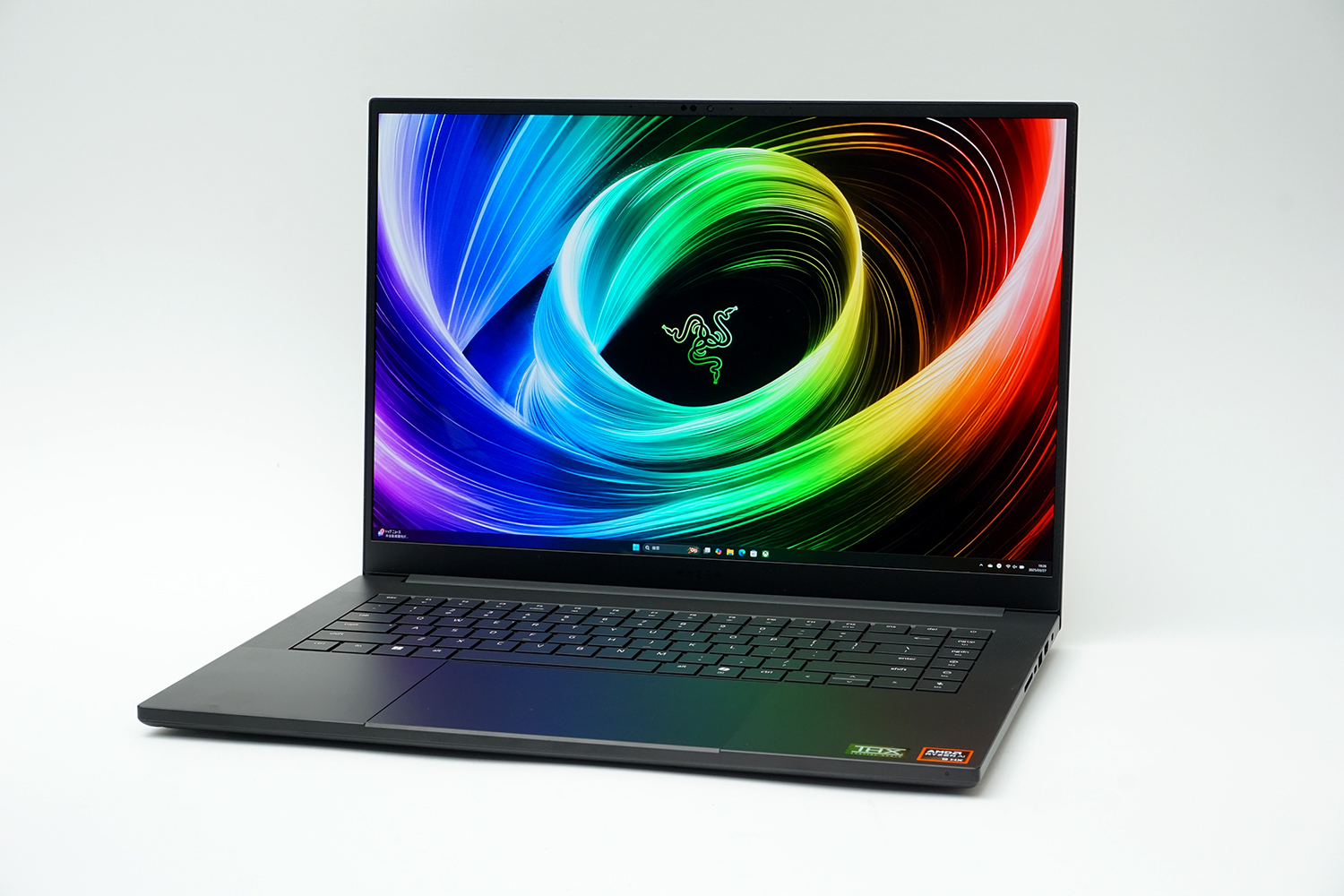 テストに使うのは「Razer Blade 16(2025)」。GeForce RTX 5090 Laptop GPU搭載の超ハイスペックなゲーミングノートPCだ