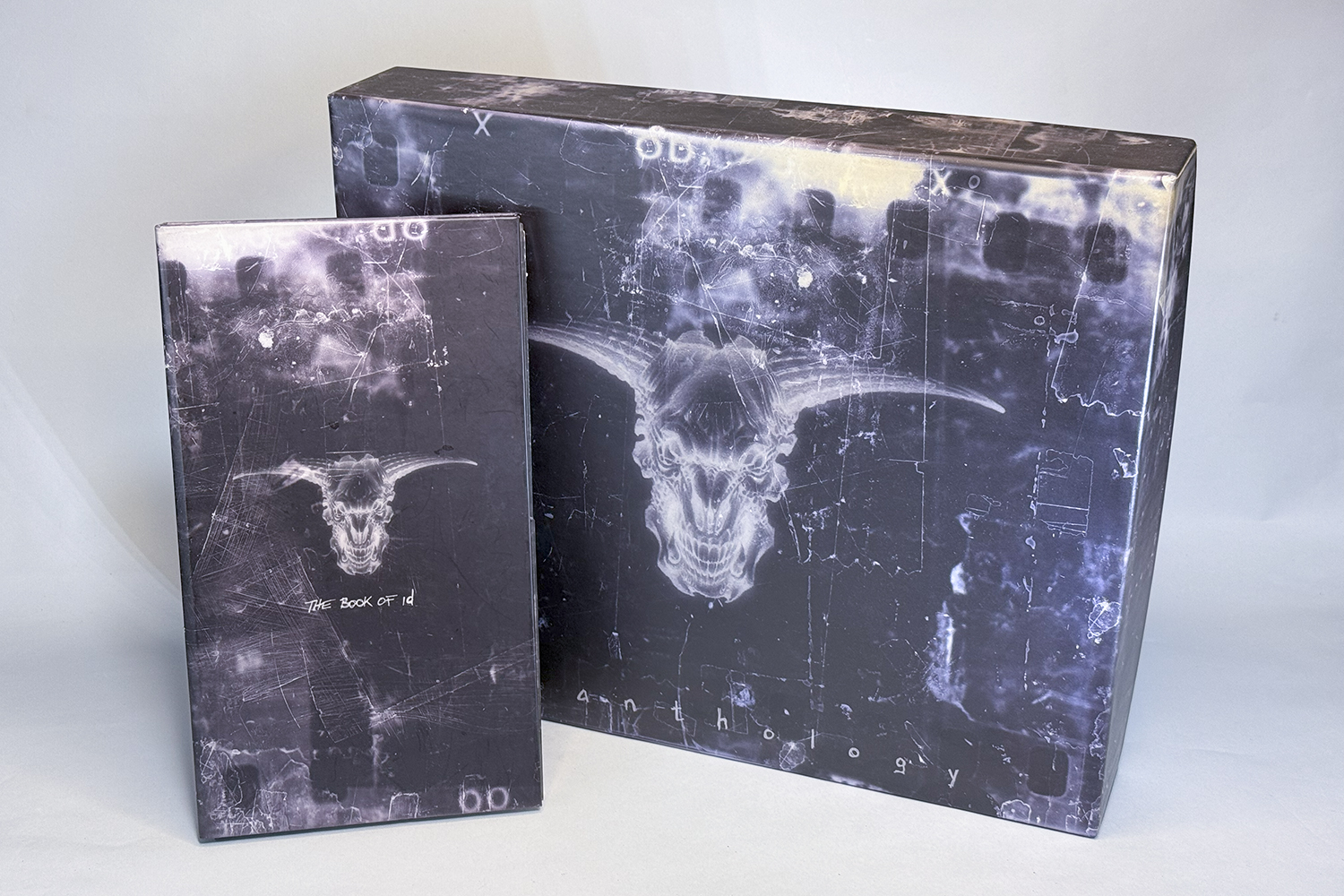 DOOMつながりでちょっとおまけ。本稿担当編集所有の「id Anthology」(1996年発売)。DOS版およびMac版の初期DOOMシリーズを含むCD-ROM 4枚組、各種ファンアイテムなど、id Softwareの90年代中期までの歴史が詰まったボックスセット