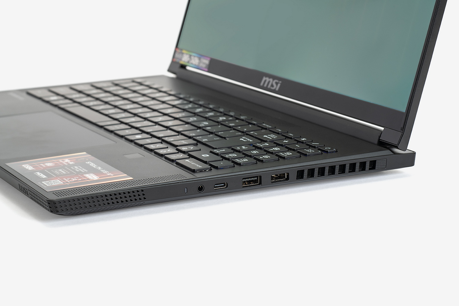 右側面にUSB 3.2 Gen 2、USB4、ヘッドセット端子