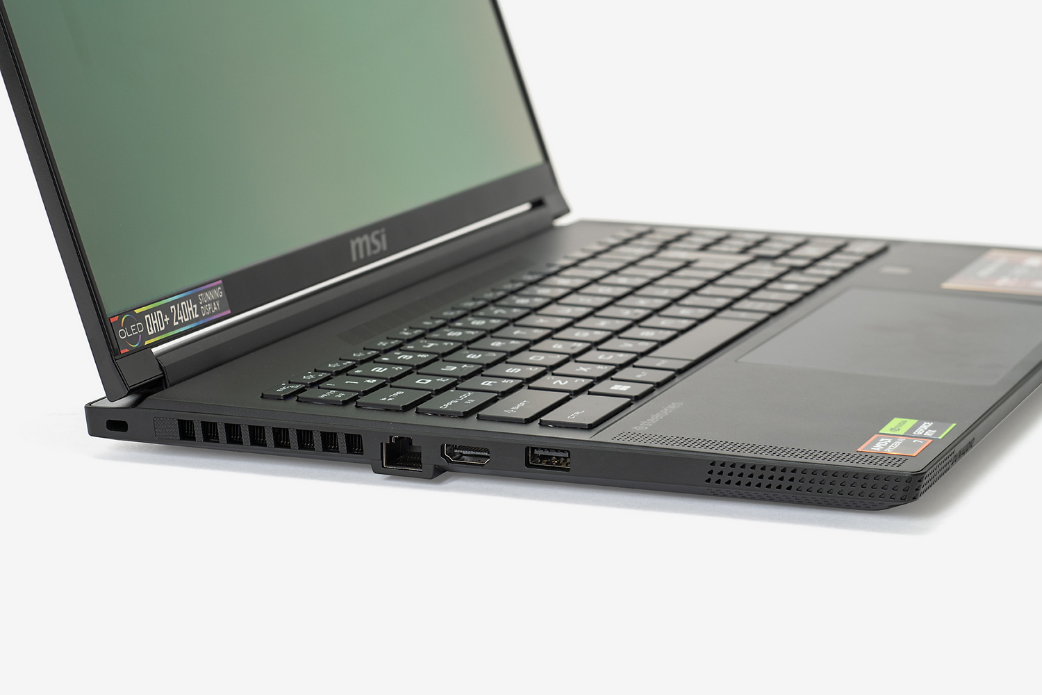 左側面に2.5Gの有線LAN、HDMI出力、USB 3.2 Gen 2