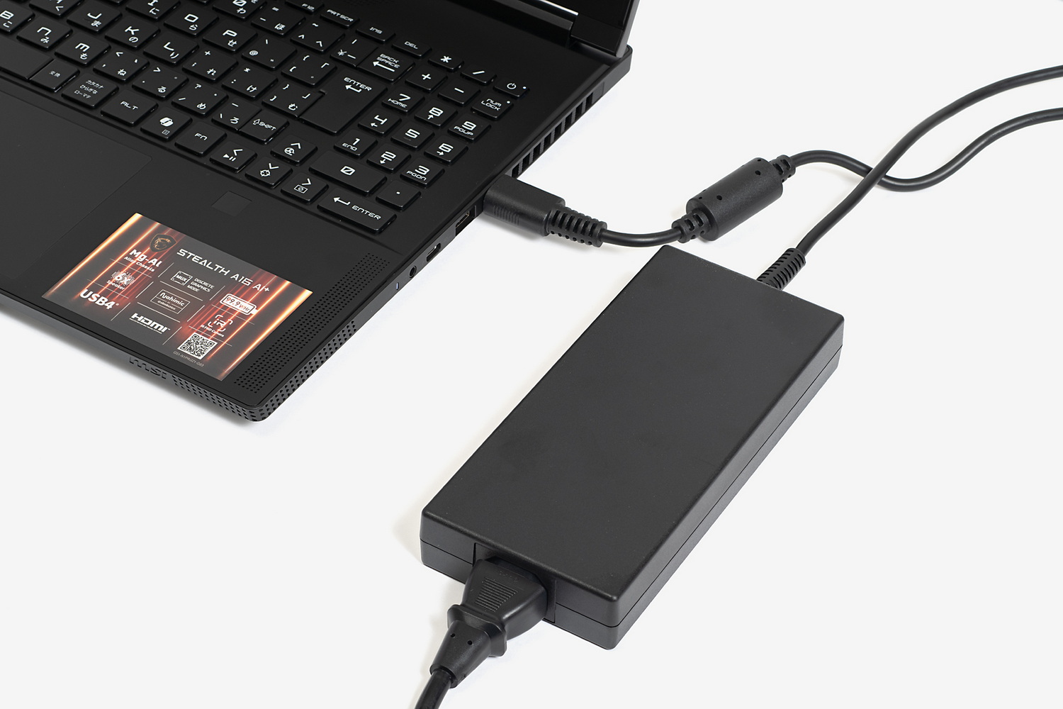 ACアダプターは240W出力ということもあって、そこそこ大きい