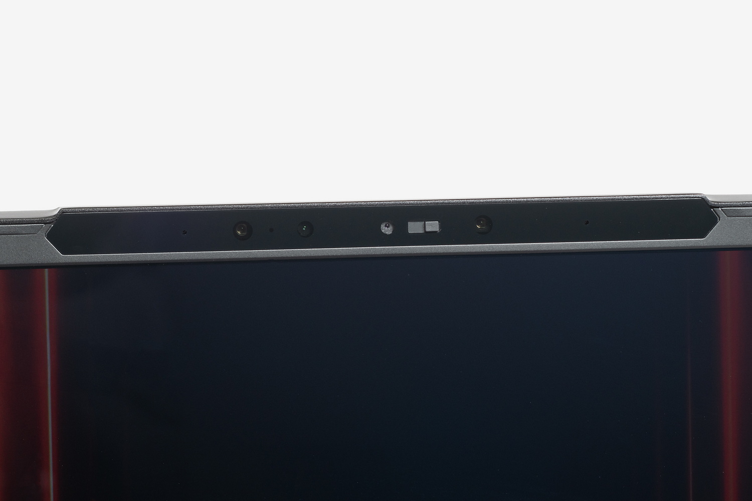 上部には物理シャッター付きのWebカメラとマイクも搭載