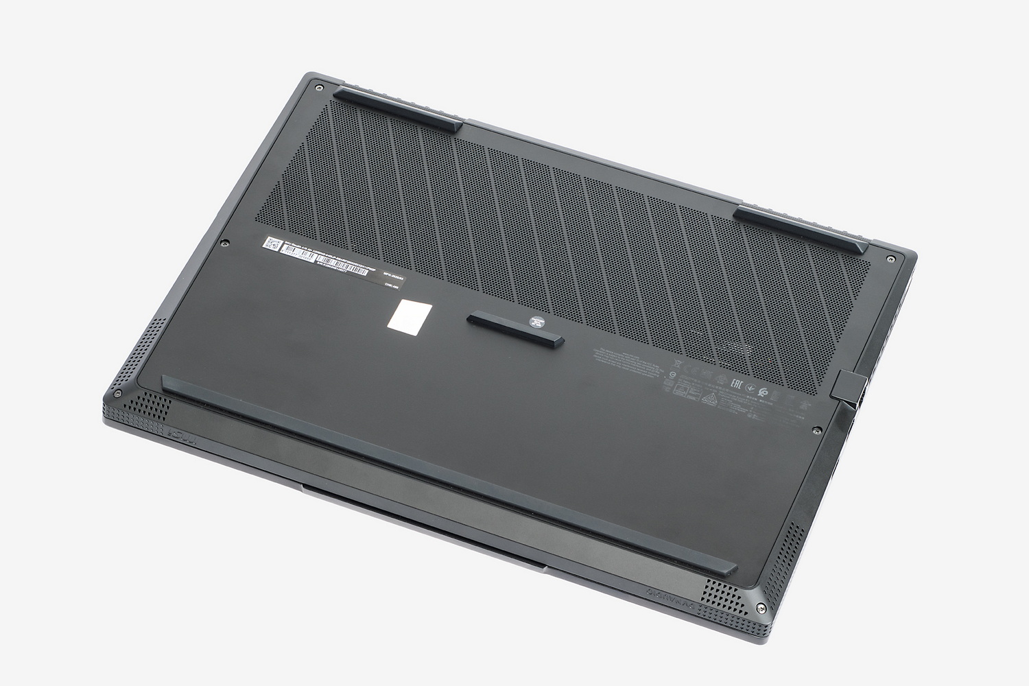 本体底面。面積の半分に迫る領域がメッシュ加工で、内部にはCPU/GPUを冷やすためのヒートパイプとファンを組み合わせた強力な冷却機構「Cooler Boost 5」を備える(右の画像はMSIの製品情報ページより)