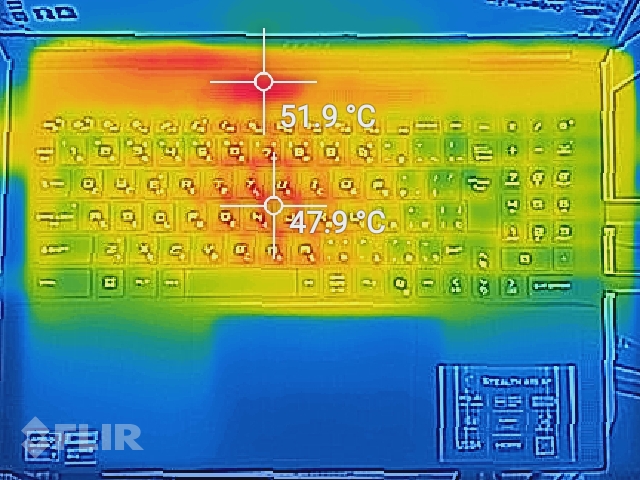 ゲーム動作中はキーボード中心は温かいという感じだが、上部は触るとハッキリと熱いと感じるほどになる
