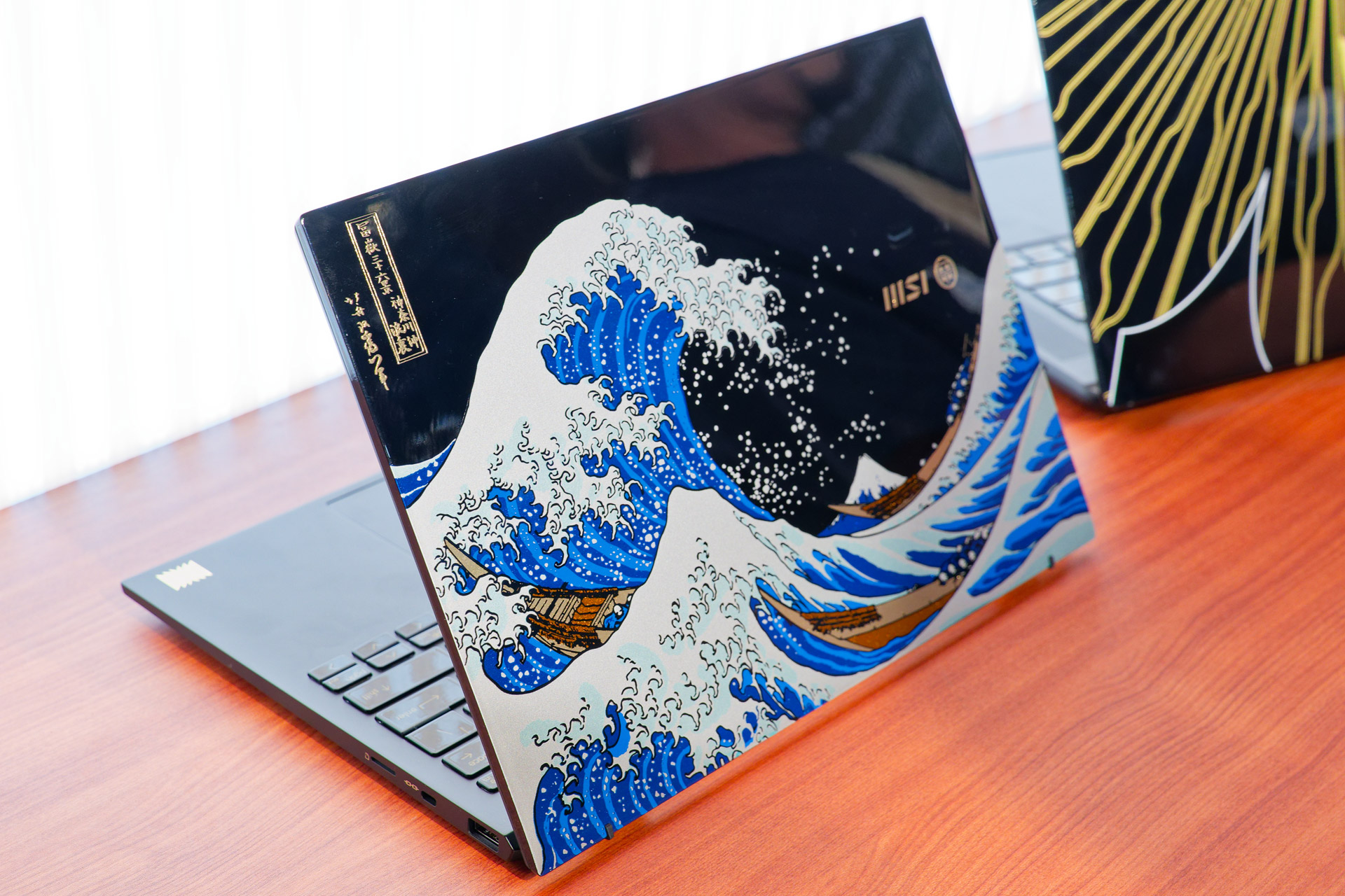 COMPUTEXのMSIブースで注目を集めていた“浮世絵ノートPC”