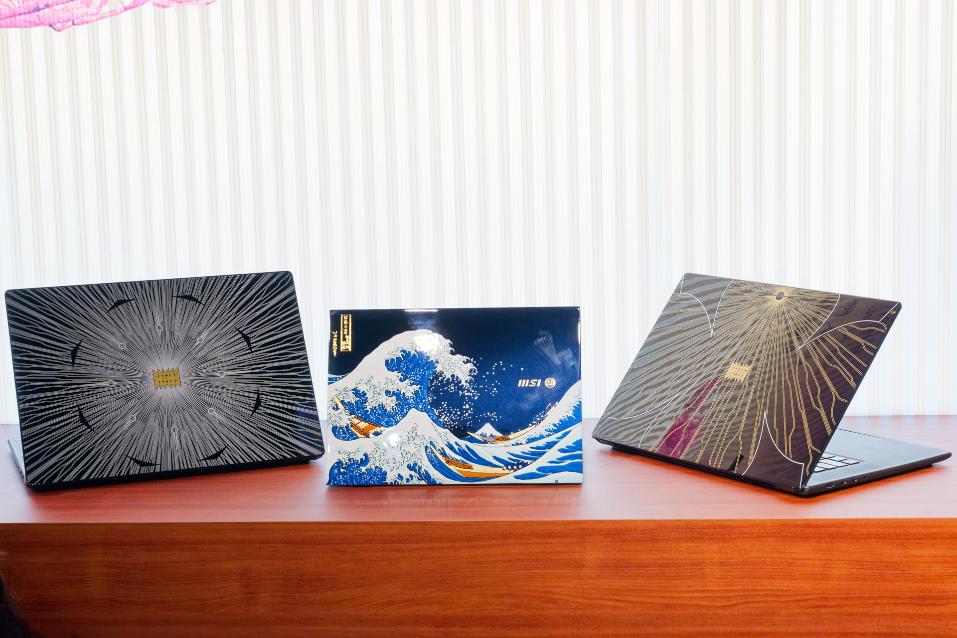 蒔絵が施されたノートPC「Prestige 13 AI+ Ukiyo−e Edition」（中央）