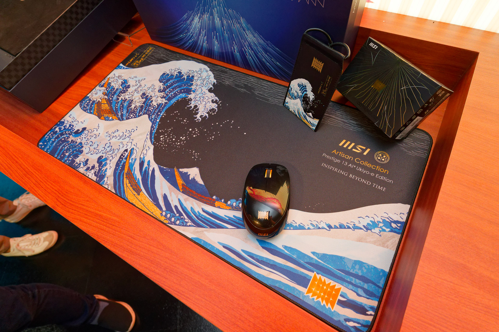 専用デザインのマウス、マウスパッド、パスケースが付属