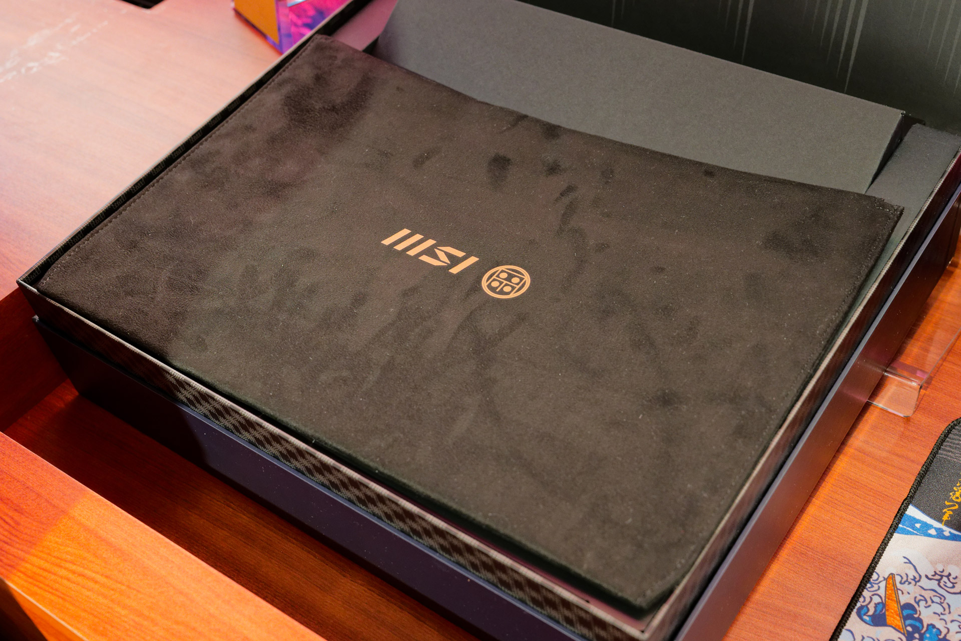 こちらのスリーブケースも付属する