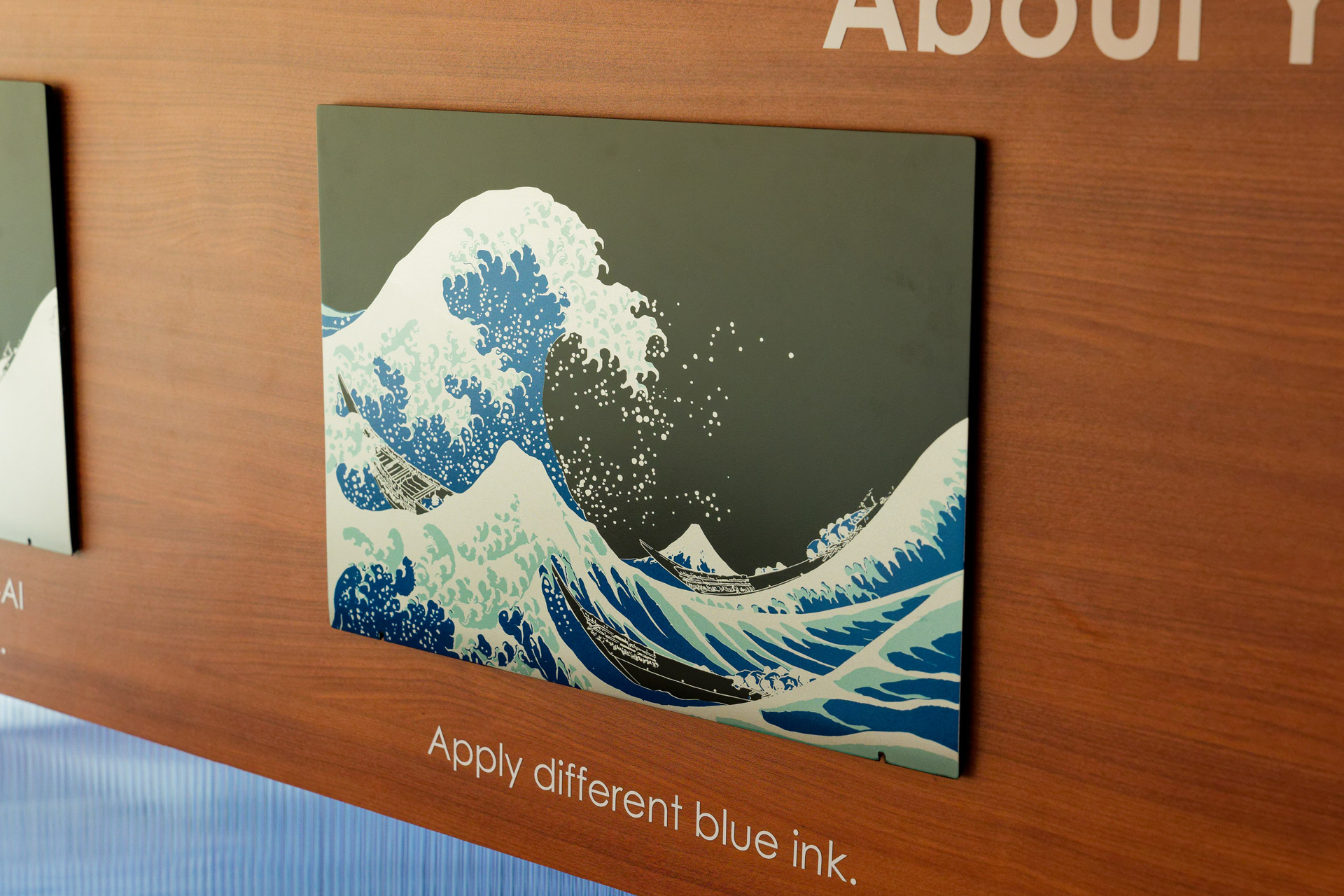 複数の版を使って印刷が行われ、文字などは蒔絵の技法を使って仕上げられる