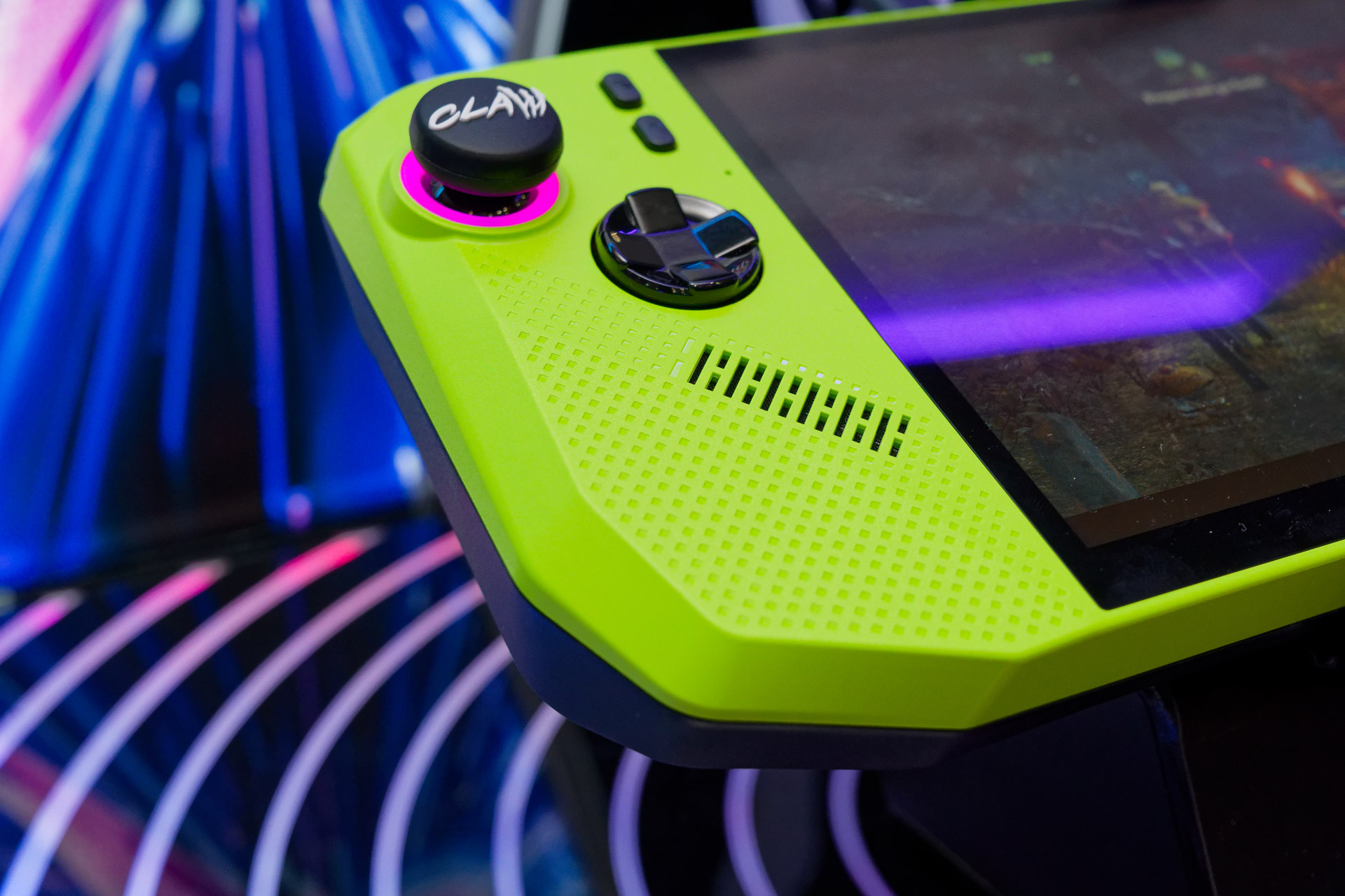 Ryzen搭載版は少し角張ったフォルムに