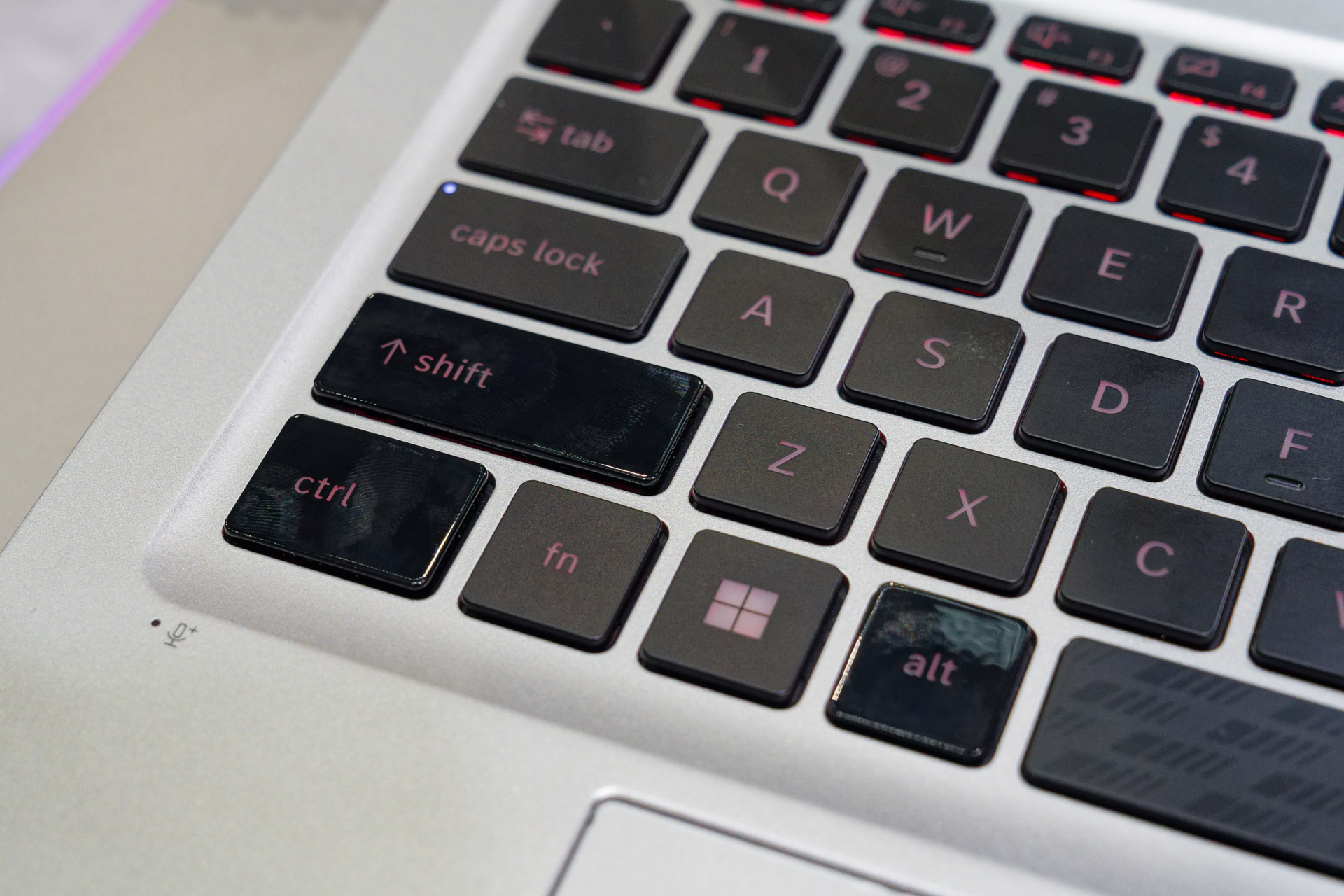 一部のキーがピアノブラックとなっている