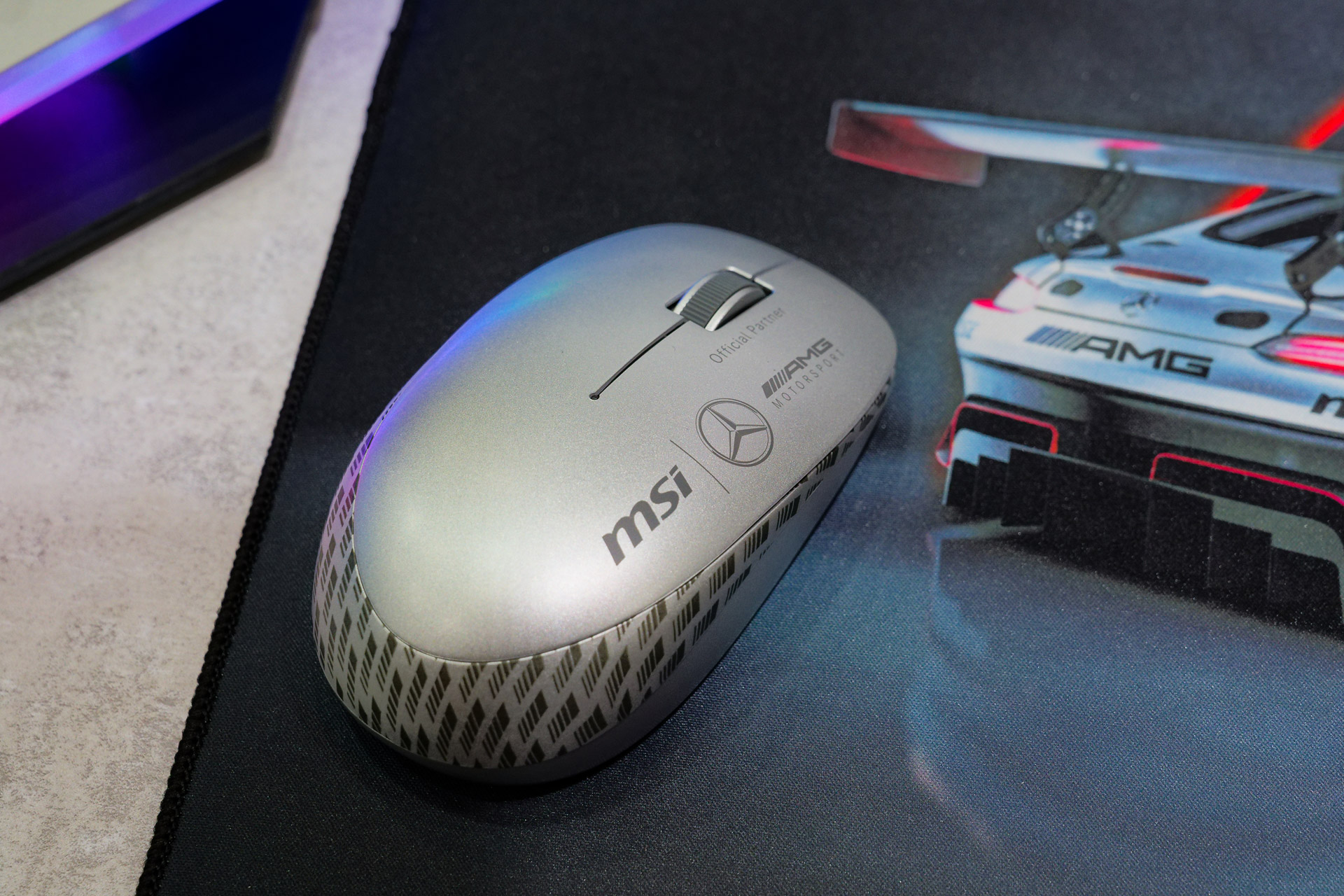 付属のマウスはワイヤレス