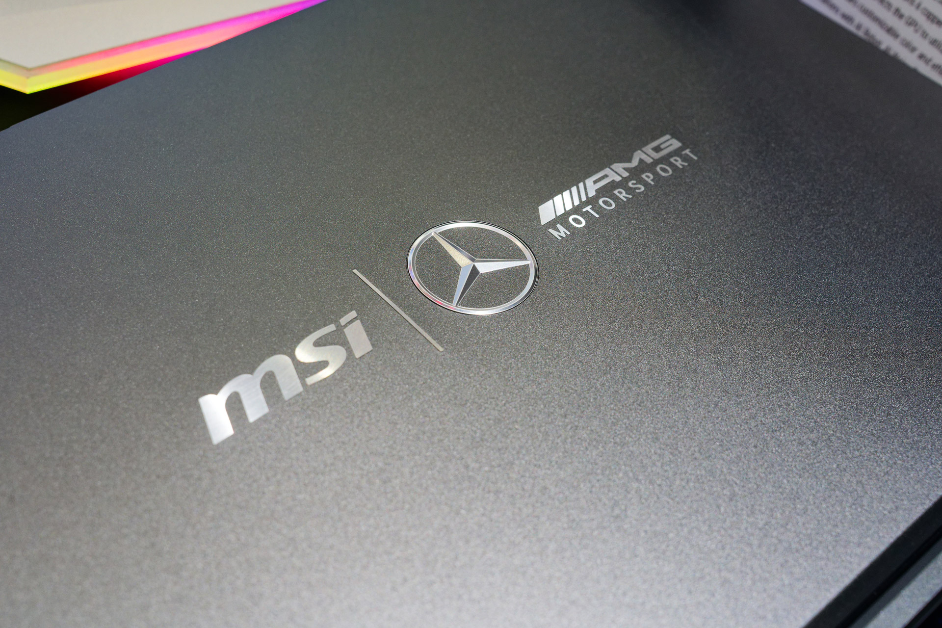 天板のロゴが立体的に