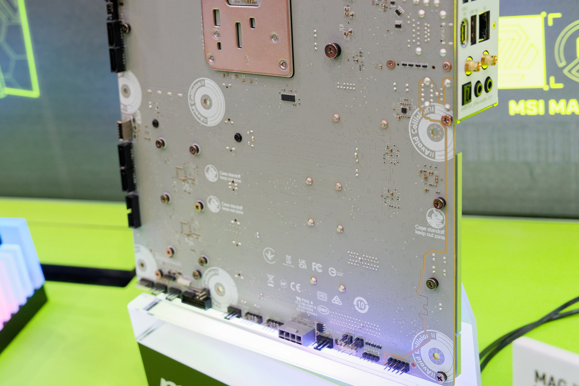 背面コネクタモデルとなっている