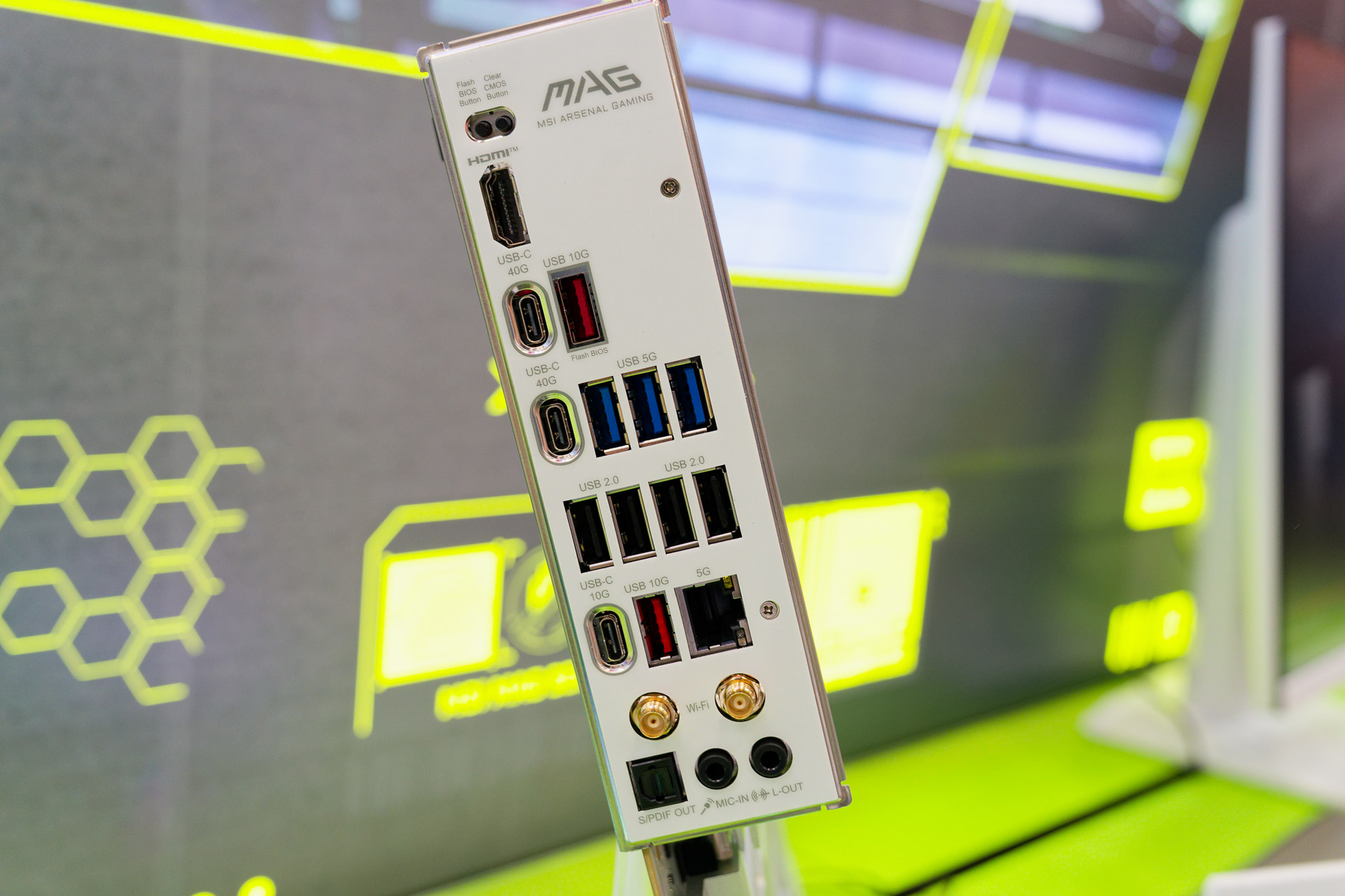 USB4、5G LAN、Wi-Fi 7など充実のインターフェース