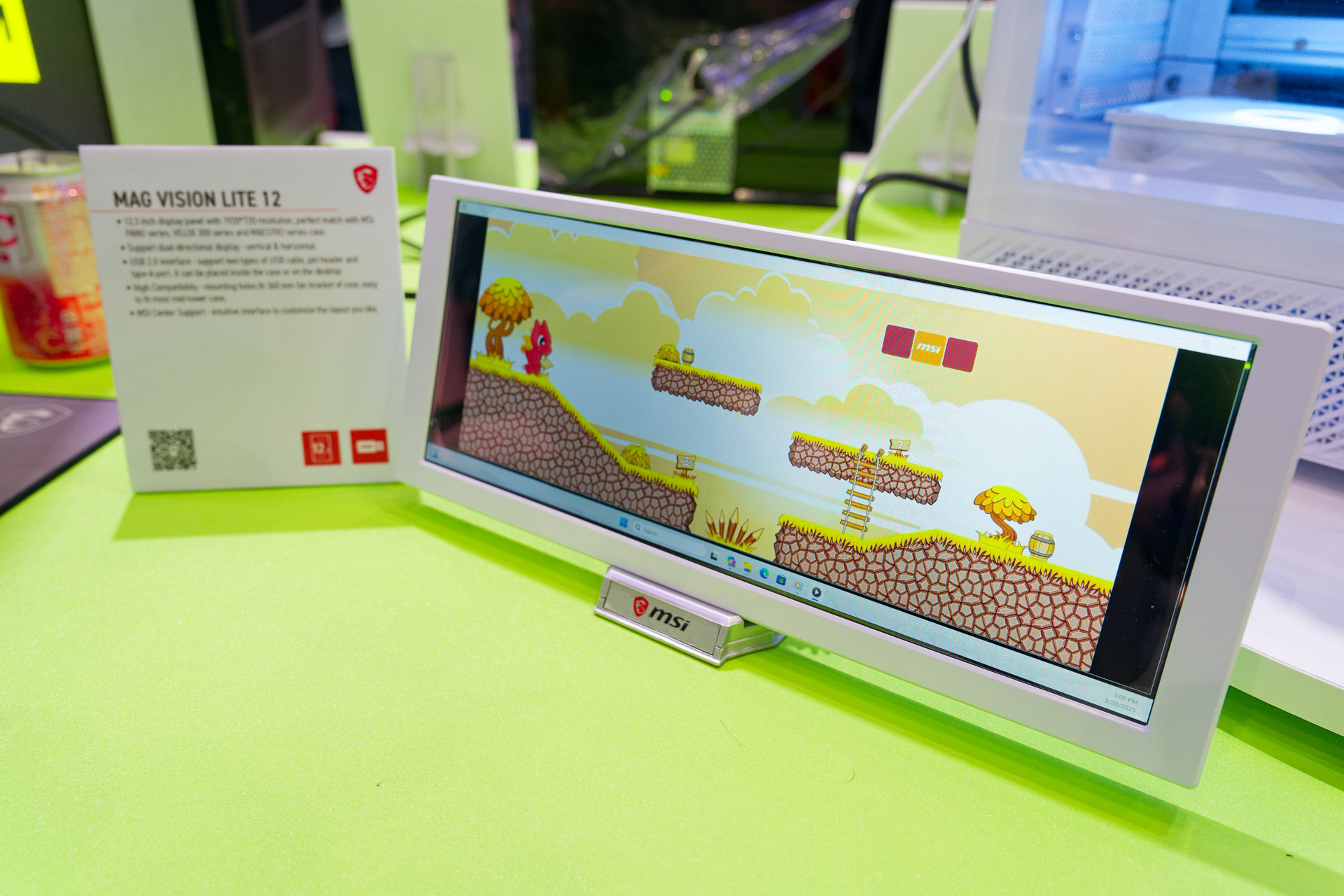 ケースに内蔵されているディスプレイは「MAG VISION LITE 12」、こちらの写真のようにUSB接続で外付けの拡張モニターとして使える