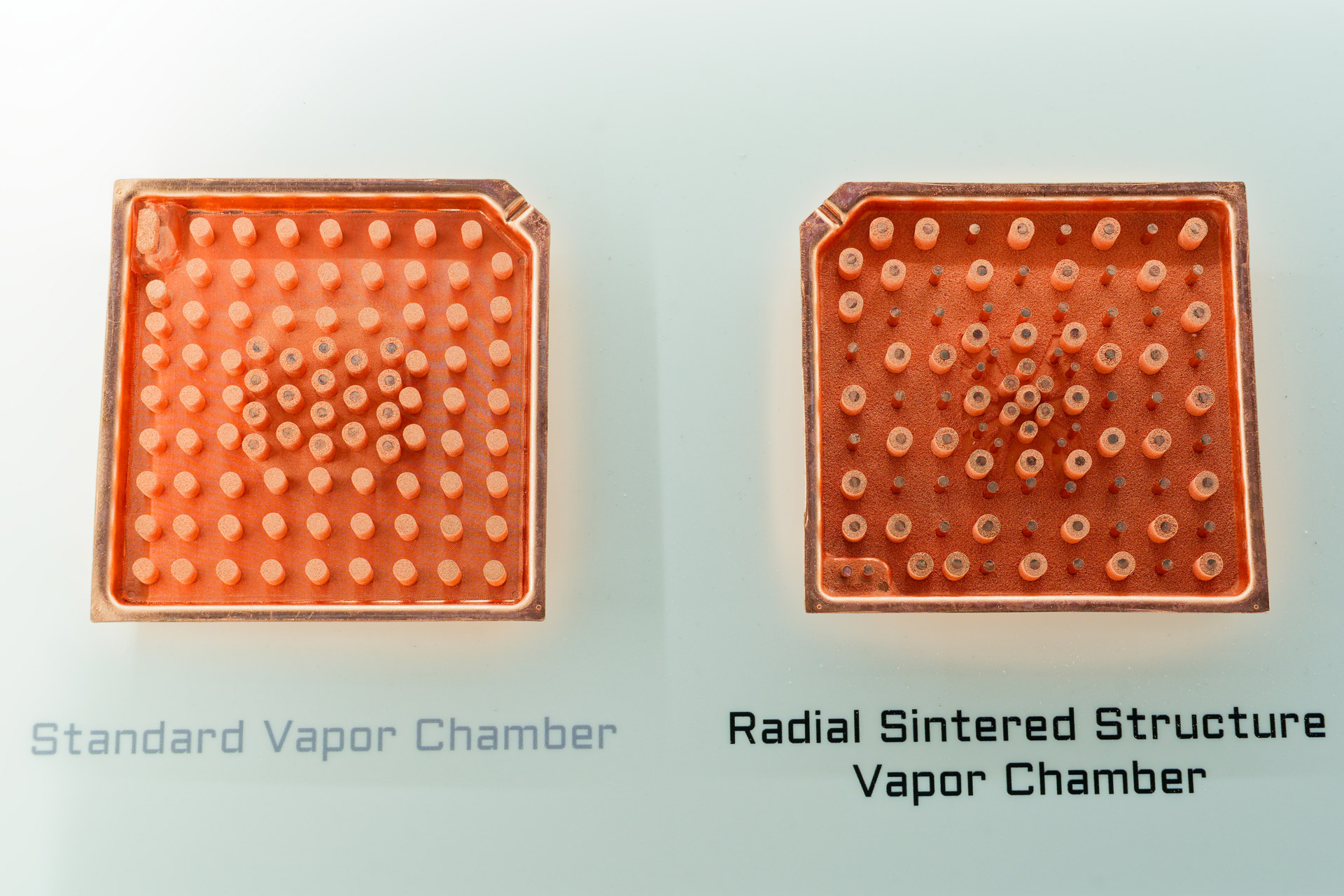次世代ベイパーチャンバーの構造も紹介。左が現在の内部構造で右が次世代のモデル