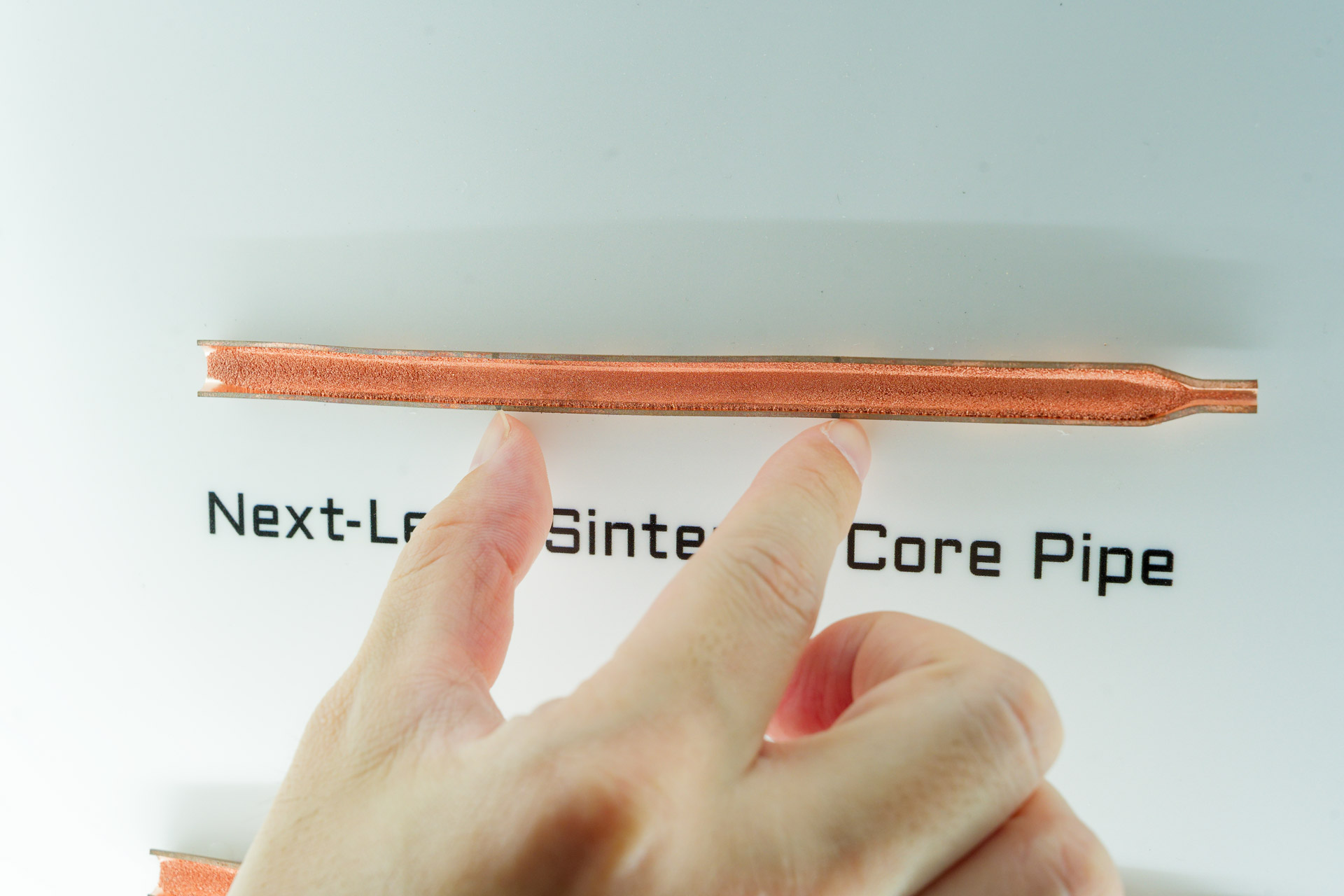 2本の指先の間は細かい銅粒子、その左右外側は粗い銅粒子になっている