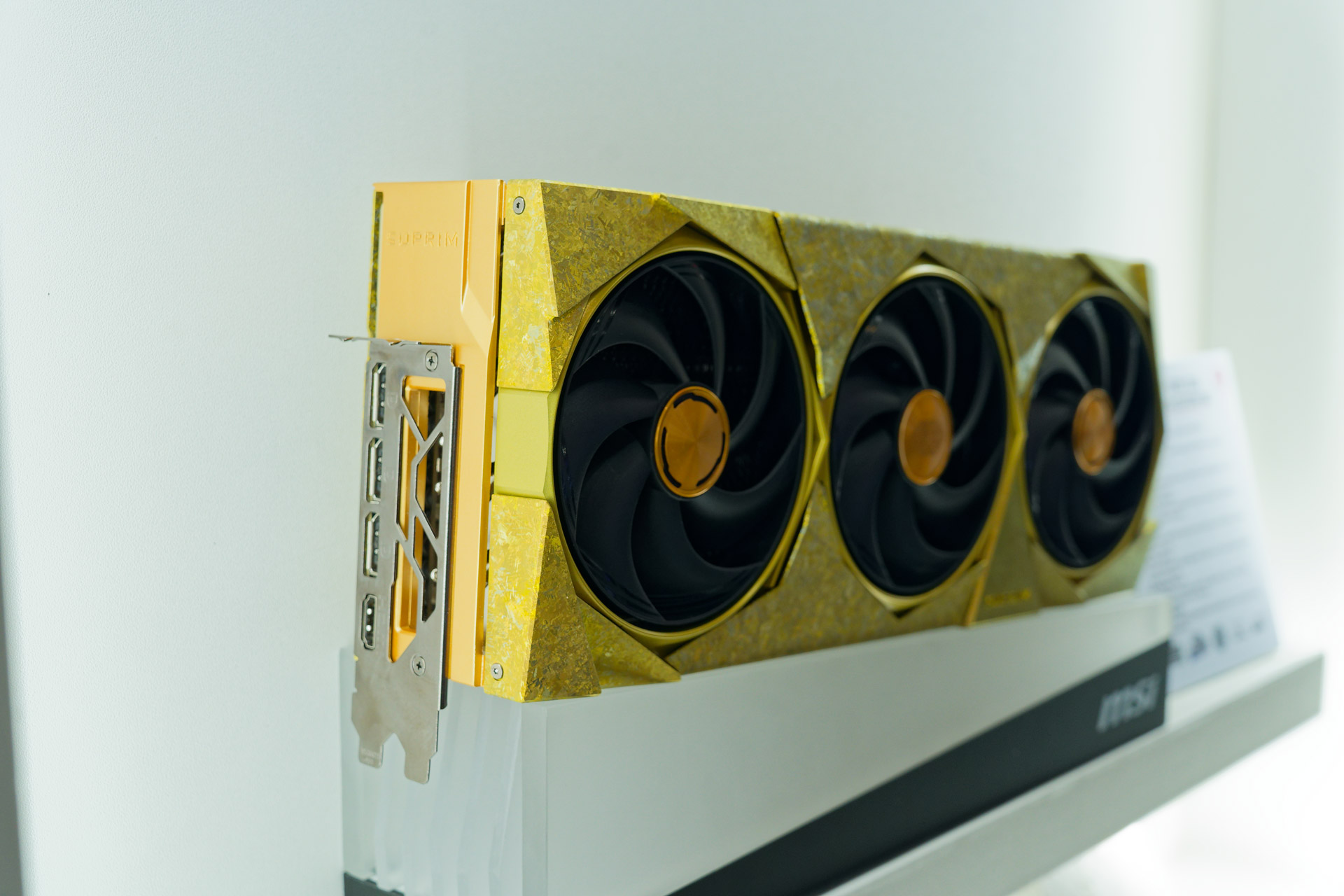 カラーリングもゴールドでプレミアム感のあるモデルになっていた