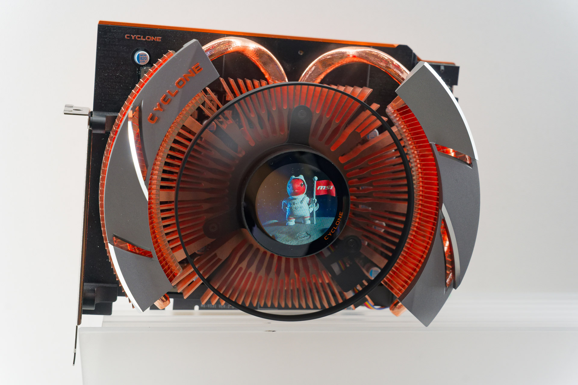 往年のビデオカード用クーラーを現在の技術で蘇られたコンセプトモデルも展示。こちらはGTX 400シリーズ時代のユニークなヒートシンク形状を再現した「GeForce RTX 5070 12G CYCLONE VISUAL OC」